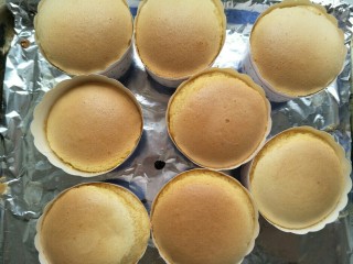 17、无水纸杯蛋糕,完美的蛋糕杯烤好了。