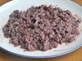 4、火爆腰花, 腰花放入适量淀粉和少量的盐、料酒，腌制5分钟。