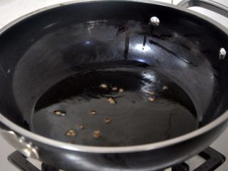 5、火爆腰花,锅中烧油，热至7成放入花椒。