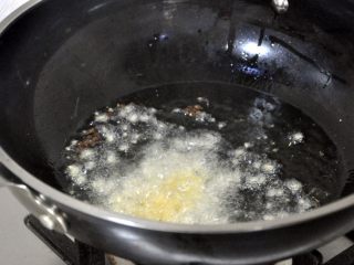 6、火爆腰花, 接着放入蒜和姜末，快速炒出香味。