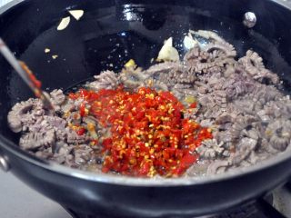 9、火爆腰花, 倒入一碗泡椒，泡椒去膻除腥非常好。