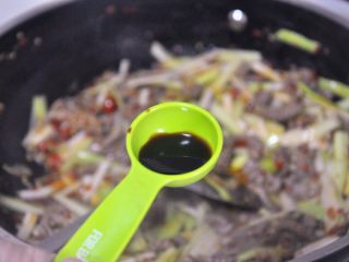 12、火爆腰花,泡椒自带咸味，此时尝一下味道，根据自身口味增加少量的生抽，也可以不加，加好后翻炒均匀，即可起锅装盘。