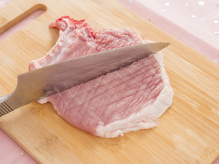 1、猪猪这么可爱，必须要吃它！,将猪排洗净后，用刀背将肉敲打松弛。（注意不要过于用力，以免将肉打散哦）