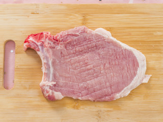 2、猪猪这么可爱，必须要吃它！,在猪排的正反两面均匀地撒上盐和黑胡椒