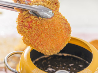 3、猪猪这么可爱，必须要吃它！,锅内倒油，油温至180度时，放入猪排，炸至表面金黄即可