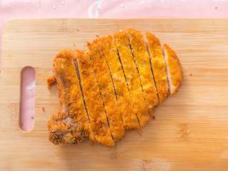 4、猪猪这么可爱，必须要吃它！,将炸好的猪排均匀的切开