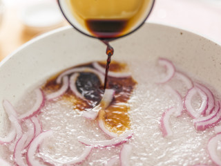 5、猪猪这么可爱，必须要吃它！,在平底锅内依次倒入水，味淋，生抽，切好的洋葱和白砂糖