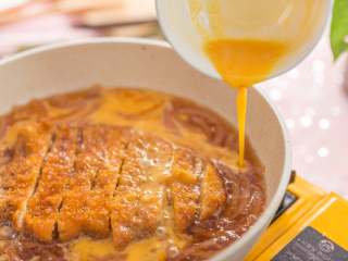 6、猪猪这么可爱，必须要吃它！,放入切好的猪排，取两个鸡蛋打成蛋液，将蛋液倒入锅内，盖上锅盖，让蛋液凝固