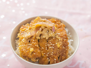 7、猪猪这么可爱，必须要吃它！,将猪排均匀地铺在米饭上，淋上味淋，撒上白芝麻，香喷喷的黄金猪排丼就做好啦，开吃咯~