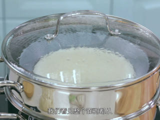 3、雪媚娘大福,面糊做好之后我们要把它倒入蒸碗里面，陶瓷碗受热会更加的均匀，然后把面糊拿去隔水蒸，面糊一定要在水沸腾之后再放进去蒸，并且大火蒸20分钟左右，蒸的时间也是不固定的，例如我的是电陶炉，你们家的是燃气炉，火力肯定不一样，那么时间也会有出入，我们看见整个面糊都从白色慢慢变成半透明状态的时候，就差不多了，可以去看看熟透了没有