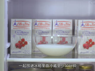 9、雪媚娘大福,淡奶油的保存方法是一直在冰箱里面冷藏的，温度升高它就容易打发不起，油水分离，所以为了避免这个情况出现，我们可以在做雪媚娘皮之前就把淡奶油称好连同打蛋盆一起放入冰箱里面冷藏最少30分钟，让打蛋盆也保持低温，这样更利于打发