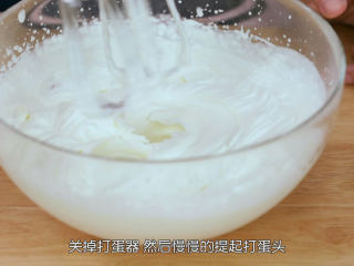 10、雪媚娘大福,接着我们来做馅料的部分，先做雪媚娘，我们要打发奶油馅，奶油馅就是动物性淡奶油加糖粉打发至裱花状态，奶油馅就做好啦，芒果等你喜欢的水果要在打发奶油前全部切好