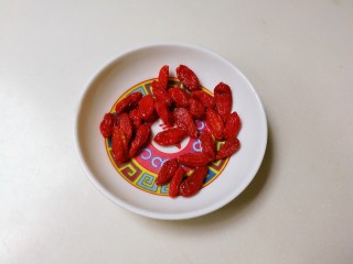 3、百变水果  桂香酸甜苹果羹,枸杞洗净沥掉水