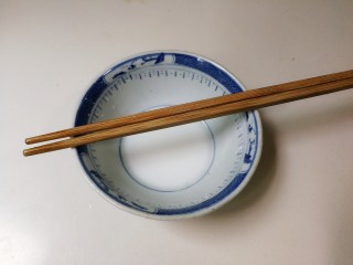 13、百变水果  桂香酸甜苹果羹,放入两勺清水搅匀