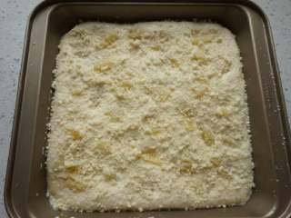 13、菠萝酥粒蛋糕,刷上一层纯牛奶,撒上提前做好的酥粒。