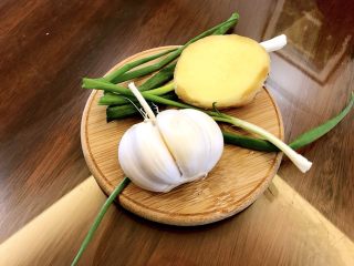 2、可乐鸡翅,葱姜蒜准备好