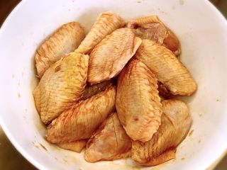 4、可乐鸡翅,鸡翅背面划两刀，加入黄酒和生抽腌制半小时，入味