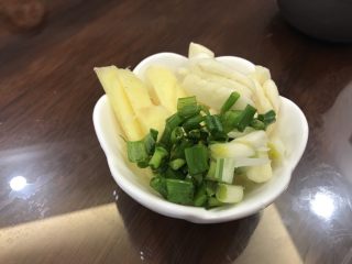 5、可乐鸡翅,葱姜蒜切好备用