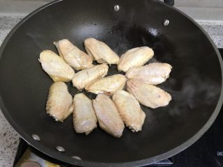 7、可乐鸡翅,油热八分左右，放入鸡翅