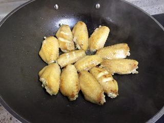 8、可乐鸡翅,煎至两面金黄色，倒出多余的油