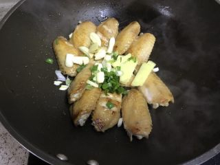 9、可乐鸡翅,加入葱姜蒜，炒香