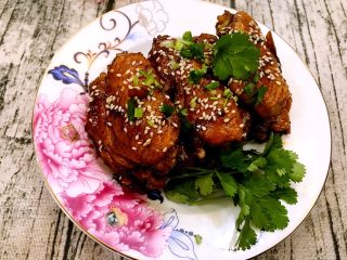 13、可乐鸡翅,装盘，撒上熟白芝麻，葱花和香菜