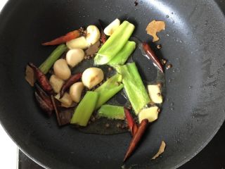 3、土豆烧鸡,下姜片，大蒜，葱段爆香