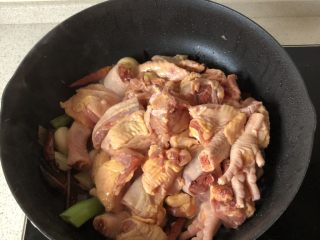 4、土豆烧鸡,放入鸡块，炒至变色