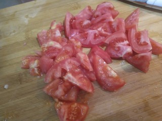 1、番茄豆腐胡辣汤,番茄切小块