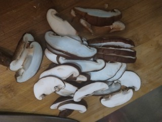 2、番茄豆腐胡辣汤,香菇切片