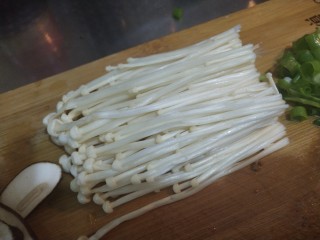 3、番茄豆腐胡辣汤,金针菇洗干净去根