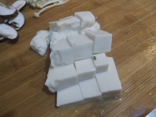 5、番茄豆腐胡辣汤,豆腐切块