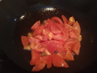 7、番茄豆腐胡辣汤,番茄炒出汁