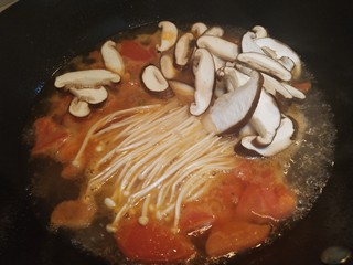9、番茄豆腐胡辣汤,放入金针菇和香菇再煮开