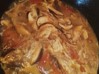 11、番茄豆腐胡辣汤,倒入打散的鸡蛋液