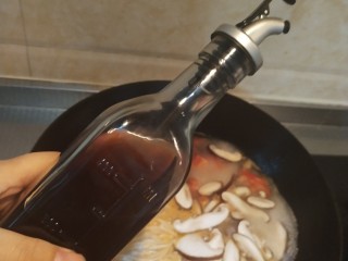 10、番茄豆腐胡辣汤,倒入3勺醋，1勺生抽，半勺老抽，半勺胡椒粉，适量盐，可以再加点香油~