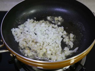 1、黑椒牛肉披萨,加入洋葱丁