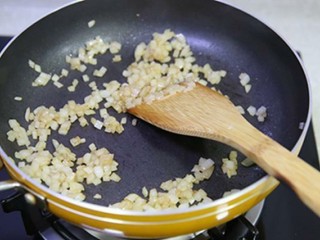 2、黑椒牛肉披萨,炒香炒软