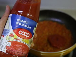 5、黑椒牛肉披萨,加入一大勺番茄酱