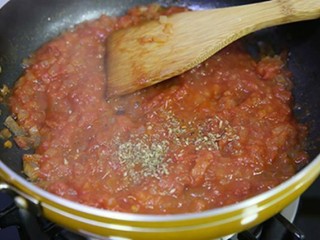 7、黑椒牛肉披萨,加入披萨草叶