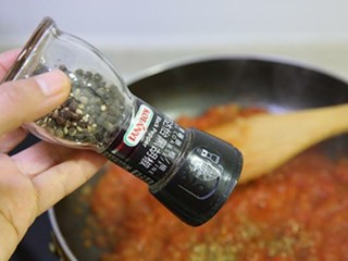 8、黑椒牛肉披萨,加入黑胡椒碎