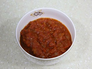 11、黑椒牛肉披萨,装碗备用(用不完的披萨酱可以放冰箱冷藏可以保存3~5天,用来制作意大利面也是非常美味的哦)