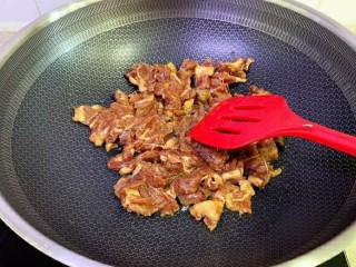 14、黑椒牛肉披萨,锅中倒油,烧至8成热,放入腌制好的牛肉,再加一点盐和胡椒