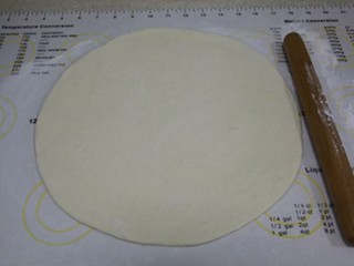 17、黑椒牛肉披萨,擀成薄薄的面饼(我喜欢吃薄底的披萨,喜欢吃厚底的可以擀好后放入披萨盘内再二次发酵)