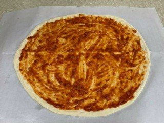 19、黑椒牛肉披萨,取适量的披萨酱涂抹均匀