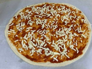 20、黑椒牛肉披萨,撒上一层芝士碎