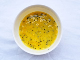 5、超好吃的土司条,充分搅拌均匀。