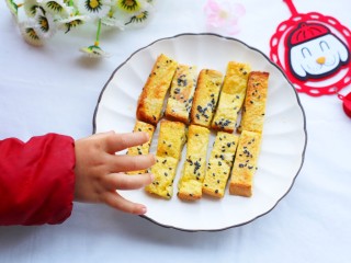 13、超好吃的土司条,熊孩子已经伸出手来了。