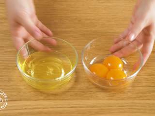 2、12m+宝宝蒸蛋糕（宝宝辅食）,首先，鸡蛋分离蛋清蛋黄~