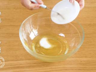 3、12m+宝宝蒸蛋糕（宝宝辅食）,蛋清加入1/3的白砂糖